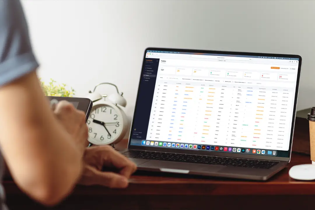 Profesional analizando dashboard de gestión multicanal