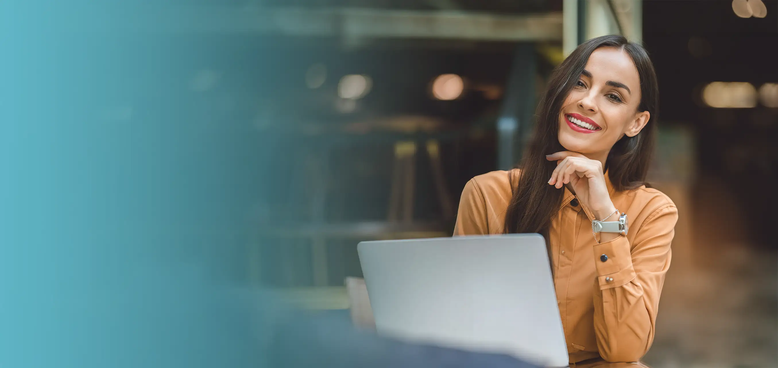 Empresaria sonriente gestionando su pyme con la automatización de Synaria