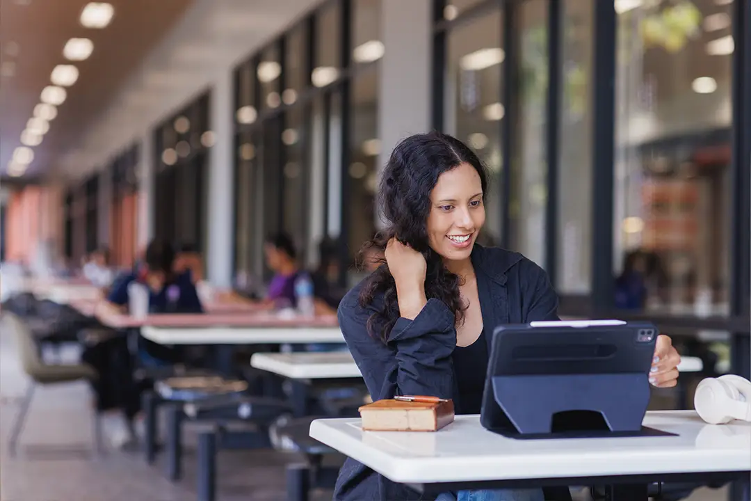 Estudiante trabajando con tablet en academia digital